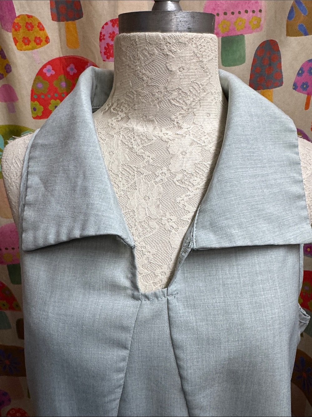 SHEIN Sleeveless Collared Blouse. Large - Picture 2 of 8